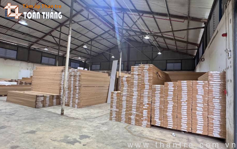 15+ Mẫu Tấm ốp than tre vân đá đối xứng, cân đối đẹp 17 Giá tấm ốp than tre vân đá đối xứng phụ thuộc vào thương hiệu